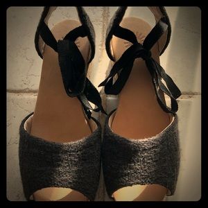 Ugg wedge sandal w/ ankle straps sz 8